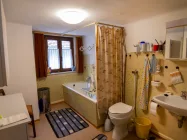 OG - Badezimmer mit Badewanne