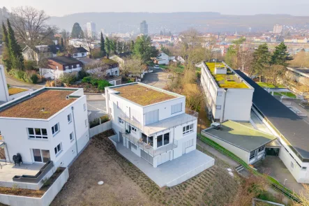 Ostseite des Hauses mit Garten und Balkon - Wohnung kaufen in Lörrach - Moderne Erdgeschosswohnung mit großzügiger Terrasse und Ausblick auf das Wiesental