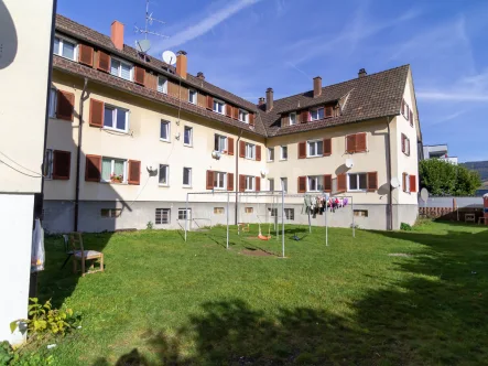 Das Haus von hinten - Haus kaufen in Schönau im Schwarzwald - Investitionsobjekt: 16-Parteien-Mehrfamilienhaus in Schönau im Oberen Wiesental