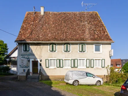 Das Haus von vorne mit Parkmöglichkeiten - Haus kaufen in Efringen-Kirchen / Mappach - Zweifamilienhaus mit Wirtschaft in Mappach – Wohnen und Wirtschaften unter einem Dach