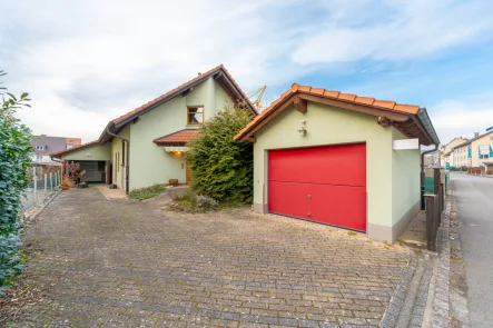 Das Haus von vorne - Haus kaufen in Weil am Rhein - Familienidylle mit Einliegerwohnung & riesigem Garten in Weil am Rhein