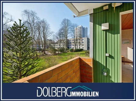 Titelbild - Wohnung kaufen in Hamburg - Charmante 3,5 Zimmer-Wohnung im 1. OG mit Süd-Balkon und Aufzug in Hamburg-Jenfeld.