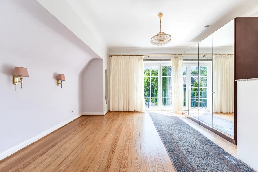 Schlafzimmer 1 im OG mit Zugang zum Balkon