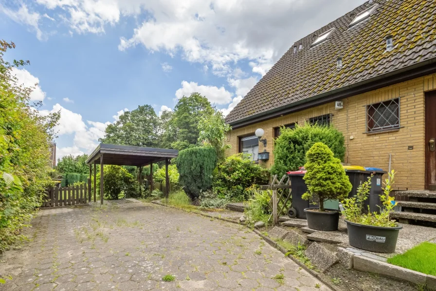 Carport und Zufahrt