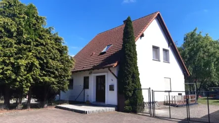 Haus1 - Haus kaufen in Wiesenburg/Mark - Anwesen mit 2 EFH und Photovoltaikanlage - für Anleger oder Eigennutzer