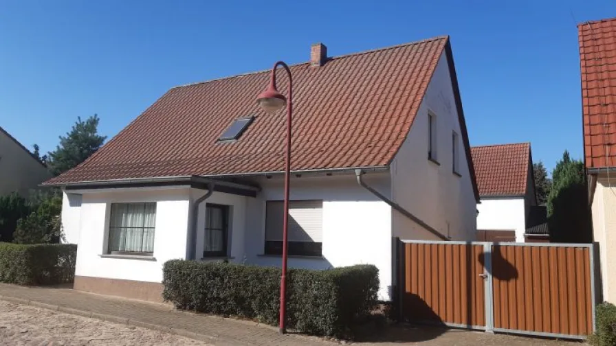 Hausansicht - Haus kaufen in Wiesenburg - Sofort beziehbares Wohnhaus mit Nebengelass in ruhiger Nebenstraße