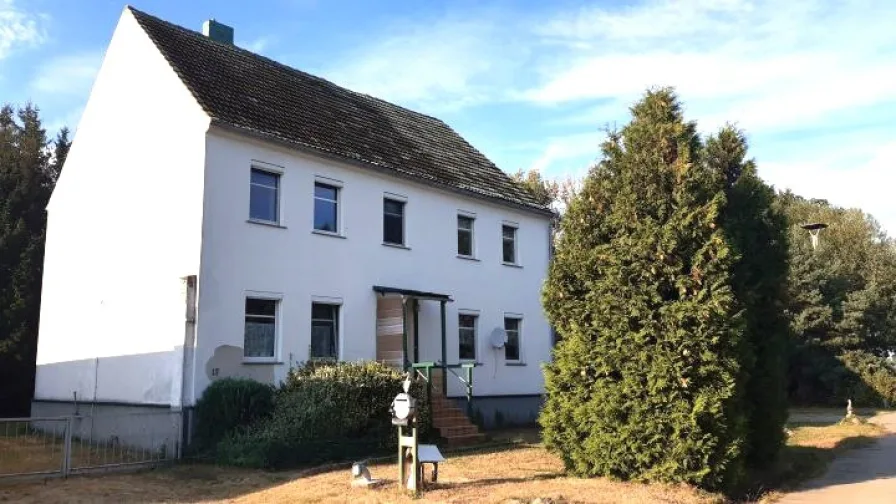 Hausansicht - Haus kaufen in Belzig - Großes Wohnhaus in ruhiger Nebenstraße