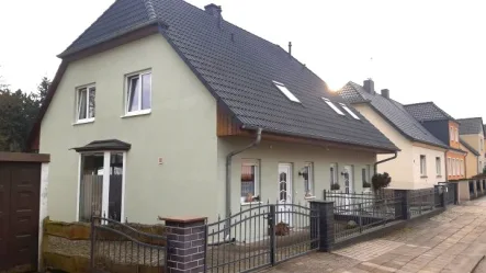 Seitenansicht - Haus kaufen in Jüterbog - Schöne Doppelhaushälfte mit großem Grundstück