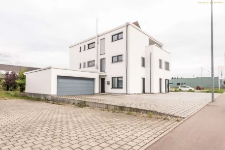 Gross (Titelbild) - Haus kaufen in Bad Saulgau - Moderne Gewerbeeinheit mit Penthouse-Wohnung in Bad Saulgau