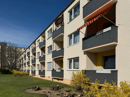 Die Hausansicht - Wohnung kaufen in Berlin - Bezugsfreie helle 2-Zimmerwohnung mit Essdiele und Balkon in Berlin-Gropiusstadt