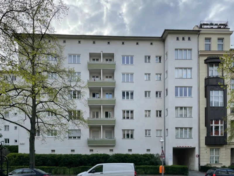 Die Hausansicht - Wohnung kaufen in Berlin - Sonnige Wohnung mit 4 Räumen, Balkon, Erker und Stellplatz in ruhiger Lage von Wilmersdorf