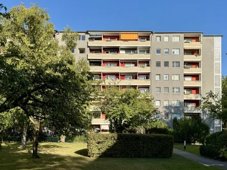 Die Hausansicht - Wohnung kaufen in Berlin-Gropiusstadt - 2,5-Zimmer im Grünen, West-Loggia, großzügiger Ausblick über Berlin(-Gropiusstadt) inkl. Fernsehturm