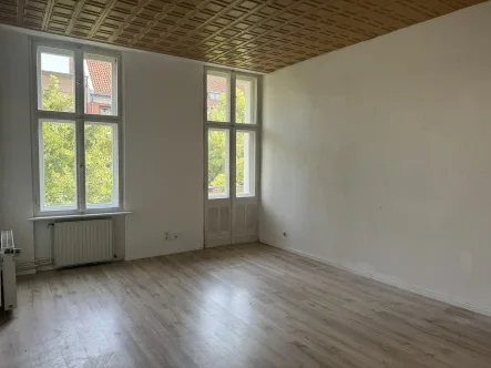 Das Wohnzimmer - Wohnung mieten in Berlin-Steglitz - Altbau, sonnige 2-Zimmer-Wohnung, Duschbad, Einbauküche, Balkon