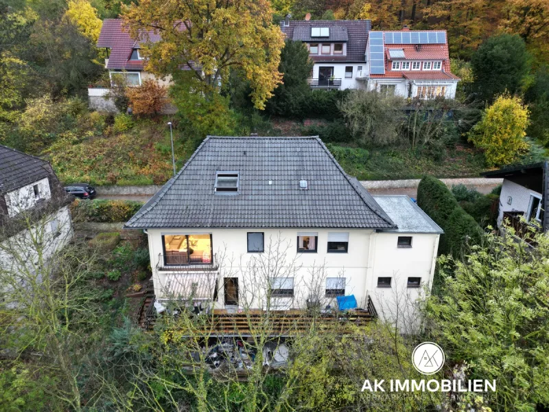 Rückseite - Haus kaufen in Bad Salzdetfurth - Fertighaus-Zweifamilienhaus mit atemberaubender Aussicht in Bad Salzdetfurth