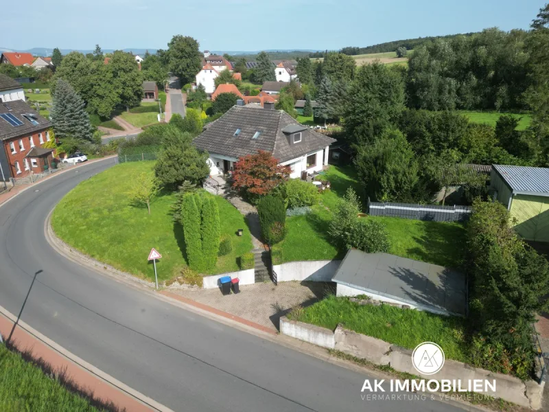 Vogelansicht - Haus kaufen in Emmerthal / Lüntorf - Bungalow-Idylle in Lüntorf: Viel Platz zum Gestalten und Wohlfühlen