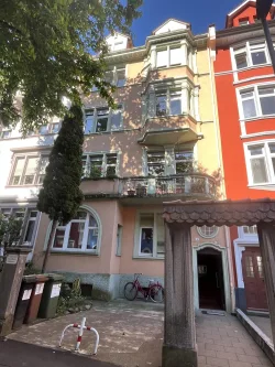 Hausansicht  - Haus kaufen in Freiburg im Breisgau - **Freiburg-Oberau: Charmantes MFH mit 5 Whg. moderner Aufzug sowie Ausbaureserve im Dachgeschoss**