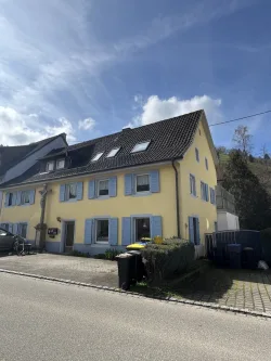 Hausansicht  - Wohnung kaufen in Münstertal - **79244 Münstertal**Bezugsfreie 4- Zimmer Erdgeschoss Wohnung m. Terrasse inkl. KFZ-Stellplatz**