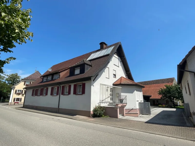 Ansicht Haus  - Haus kaufen in Breisach - Grosses Anwesen mit Ausbaureserven !