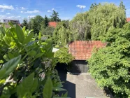 Blick von der Terrasse in den Hof und Garten