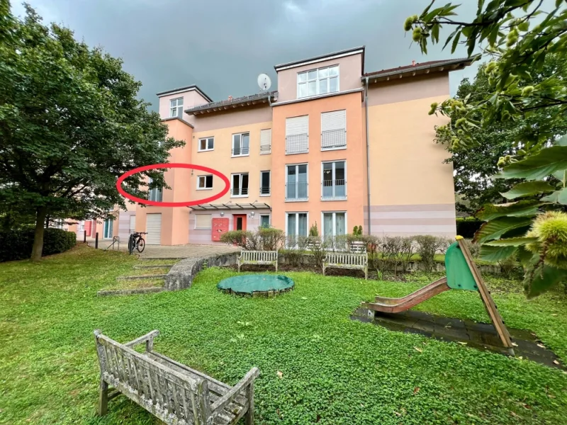 Ansicht Eingangsbereich mit Spielplatz - Wohnung kaufen in Denzlingen - Drei Zimmer mit überdachtem Südwest-Balkon