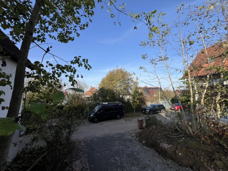 Blick vom Bauplatz zur Straßenseite