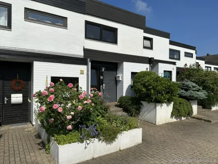 Außenansicht - Haus kaufen in Wedel - "Die Altstadt einen Steinwurf entfernt" sonniges Reihenmittelhaus in freundlicher Wohnlage