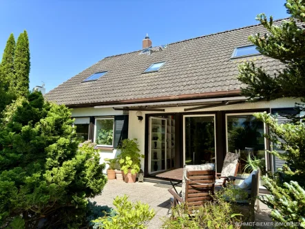 Gartenansicht - Haus kaufen in Wedel - Charmantes Einfamilienhaus im Landhausflair mit moderner Aufteilung & liebevoll angelegtem Garten