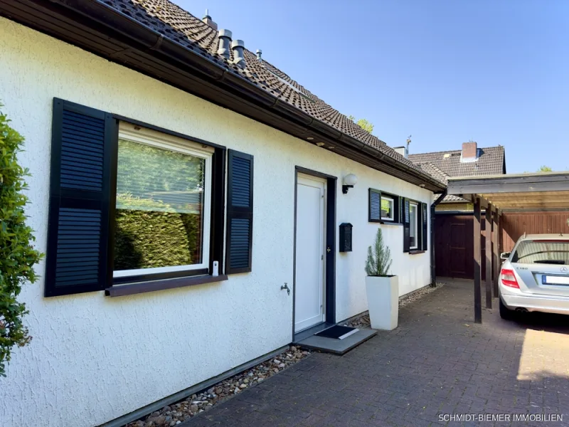 Außenansicht Eingangsbereich mit Carport