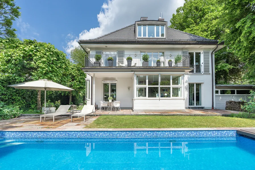 Ansicht - Haus kaufen in München - Zeitlos elegante und charmante Villa mit Pool.