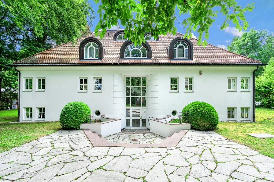 Hausansicht - Haus kaufen in München - Leben wie im Haus. Weitläufige Gartenwohnung auf traumhaftem Parkgrundstück.