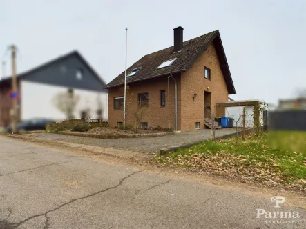 Seitenansicht - Haus kaufen in Düren - freistehendes Einfamilienhaus in direkter Randlage am See