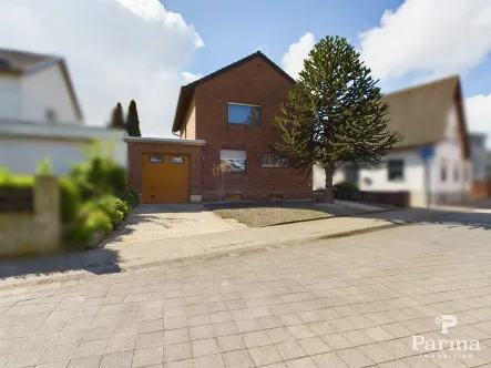 Frontansicht - Haus kaufen in Inden-Schophoven - freistehendes Einfamilienhaus mit viel Potenzial in ruhiger Lage