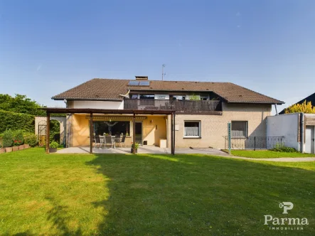 Gartenansicht - Haus kaufen in Düren / Birgel - Freistehendes Zweifamilienhaus auf sonnigem Grundstück in exklusiver Lage von Düren-Birgel