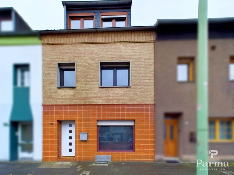 Außenansicht - Haus kaufen in Düren - Attraktives Reihenmittelhaus mit Doppelgarage in zentraler Lage von Düren-Gürzenich