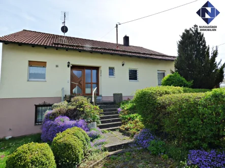  - Haus kaufen in Laichingen - Freistehendes Einfamilienhaus mit Einliegerwohnung + Ausbaureserve im Dachgeschoss mit 53 m²!