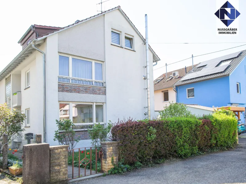 Hausansicht - Haus kaufen in Esslingen am Neckar - Gepflegtes und modernisiertes 3-Familien-Haus mit Garten in ruhiger Wohnlage