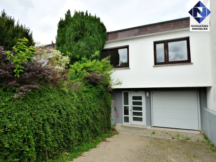 Hausansicht - Haus kaufen in Baltmannsweiler - Moderner, heller Bungalow mit uneinsehbarem Garten