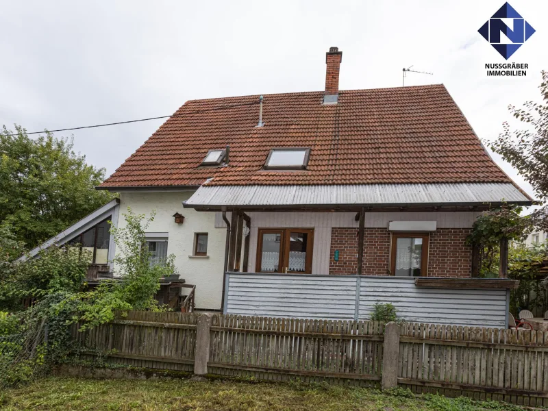 Ansicht - Haus kaufen in Neckartenzlingen - Grüne Idylle mitten im Zentrum - Einfamilienhaus mit Charme und großem Garten