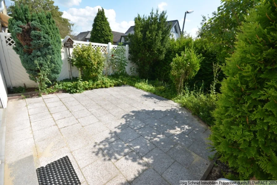 Südterrasse mit beruhigendem Blick ins Grüne