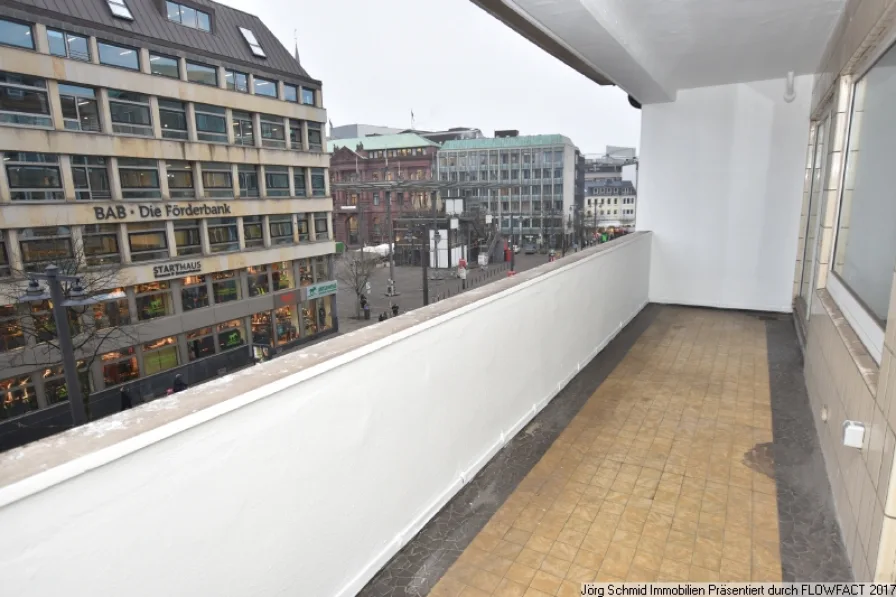 Loggia mit Blick auf den Markt