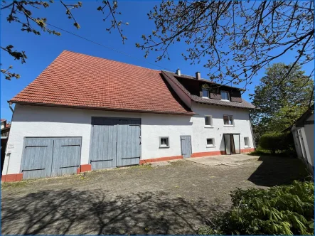 Titelbild - Haus kaufen in Blumberg / Riedöschingen - Familienparadies, großzügiges und bezugsfreies Einfamilienhaus mit Nebengebäuden und schönem Garten!