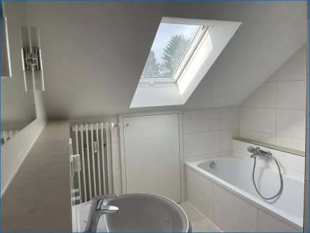 Bad neu 2023 mit Badewanne  - Wohnung kaufen in Radolfzell am Bodensee - Lichtdurchflutete 3,5 Zi. Wohnung im DG in Radolfzell mit Stellplatz und neuem Bad und Gäste WC.