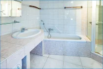 Badezimmer  Dusche u. Badewanne