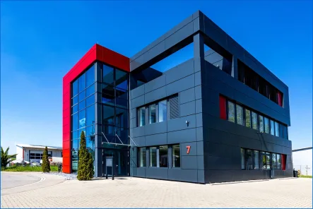 Ansicht gesamtes Gebäude - Büro/Praxis mieten in Radolfzell am Bodensee - Moderne Gewerbeflächen im Herzen des Radolfzeller Gewerbegebiets