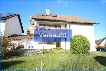 Hausansicht Balkon - Wohnung kaufen in Steißlingen - 4,5 Zi. EG-Wohnung in 3-Familienhaus mit großem Garten u. Doppelgarage, ruhige Lage v. Steisslingen!