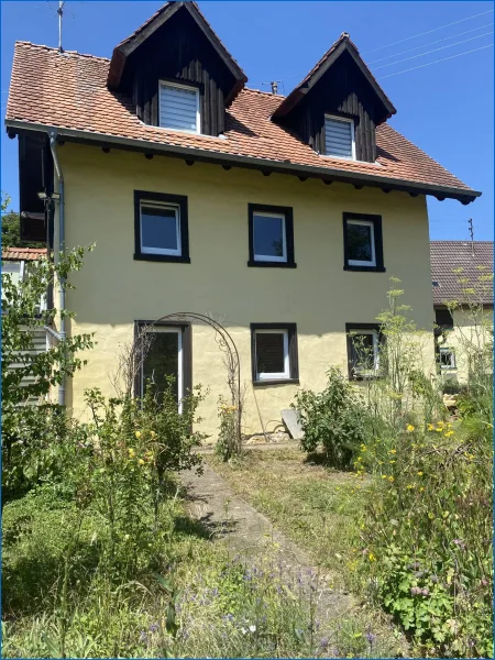 Hausansicht hinten - Haus kaufen in Sauldorf / Krumbach - Charmantes Einfamilienhaus in Sauldorf/Krumbach mit Ofenheizung - mit Renovierungspotenzial in idyllischer Lage