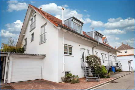 Seitenansicht - Haus kaufen in Radolfzell am Bodensee - Modernes Reiheneckhaus mit idyllischem Flair in Radolfzell am Bodensee.