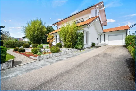 Einfahrt - Haus kaufen in Radolfzell am Bodensee - Traumhaftes Einfamilienhaus mit ELW im DG und zauberhaftem Garten in Radolfzell-Markelfingen