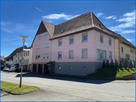 Titelbild - Haus kaufen in Tengen / Watterdingen - Optimales Mehrfamilienhaus mit 6 Einheiten und sehr guter Rendite, vieles Modernisiert !