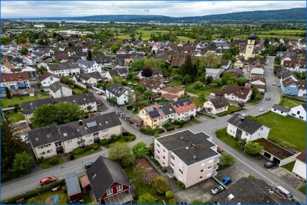 Luftbild - Haus kaufen in Radolfzell am Bodensee - 6- Familienhaus in Radolfzell/Böhringen mit neuer Pelletsheizung, 3 Garagen und 4 Stellplätzen.